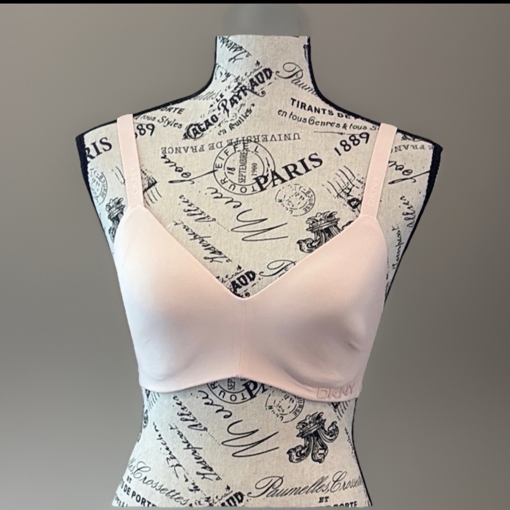 DKNY Soft Blush/pale pink adjustable strap lightly padded bra Sz 32B